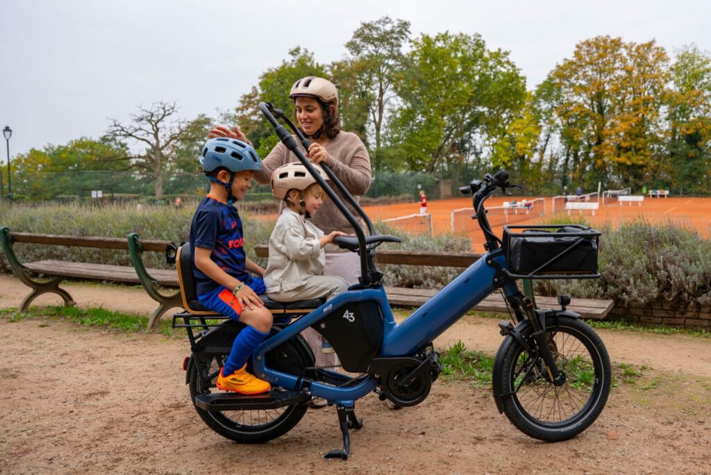 Bike43 Mid in blue with two children on the back bench