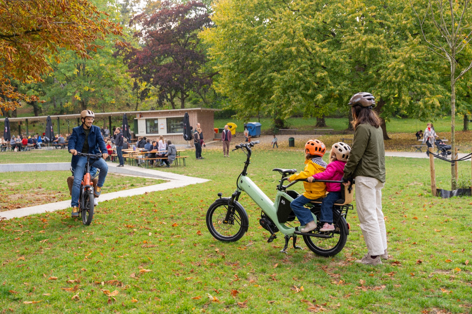 Bike43 Mid in sage green with two children on the back bench