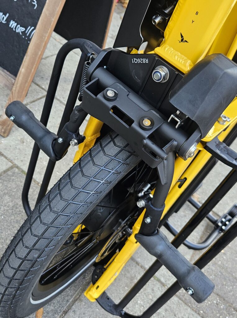 Tern GSD P00 standing upright on its rear rack